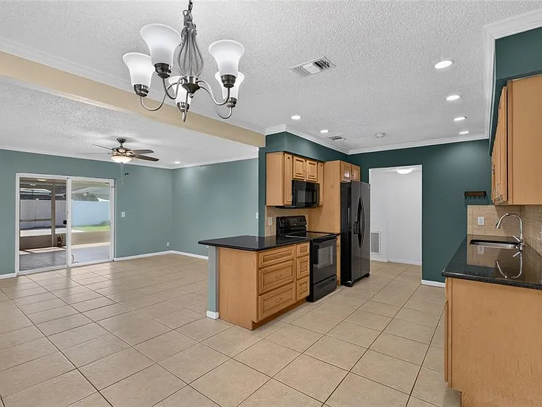 6411 Santa Monica Dr — Photo 8