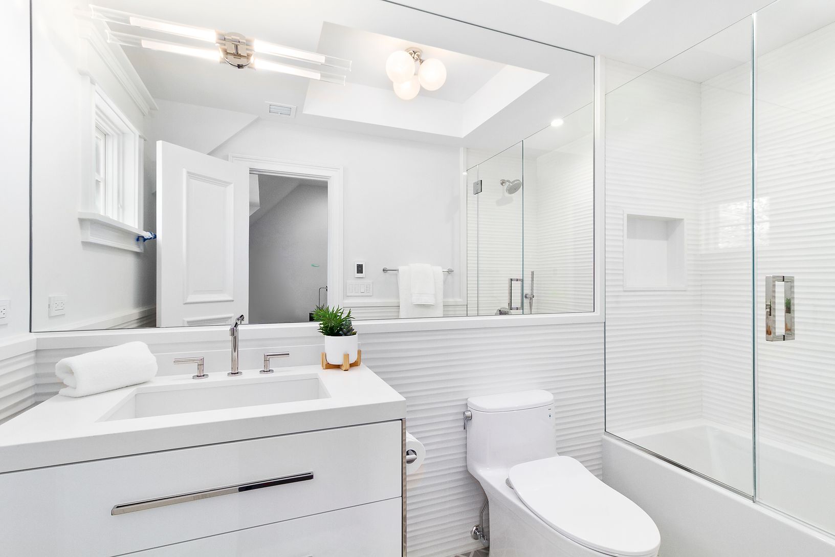 Guest Room En-Suite Bath