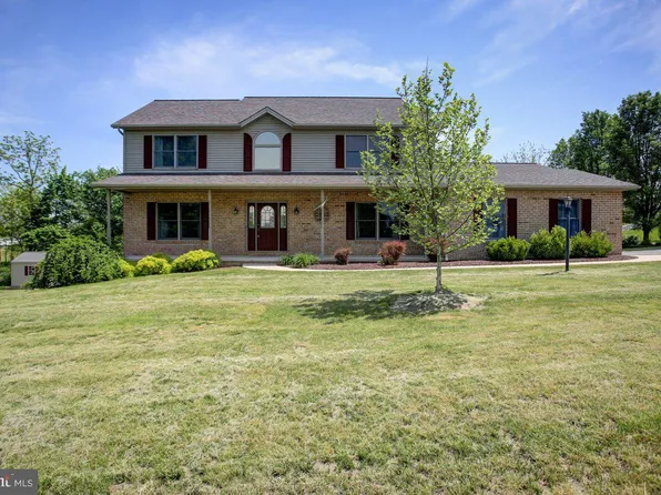 205 Sandoeshire Ln, Chambersburg, PA 17201