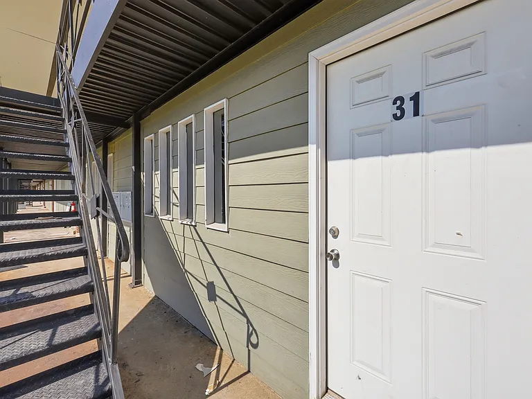 Oxford Circle Apartments — Photo 28