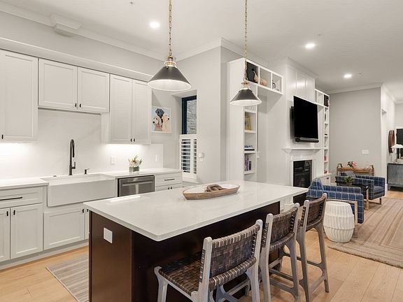 2nd image of 40 Mount Vernon St APT 1