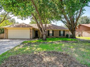 920 Arrow Wood St, Benbrook, TX 76126