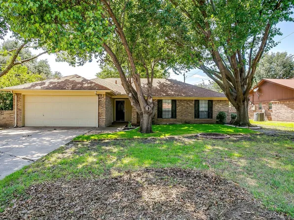 920 Arrow Wood St, Benbrook, TX 76126