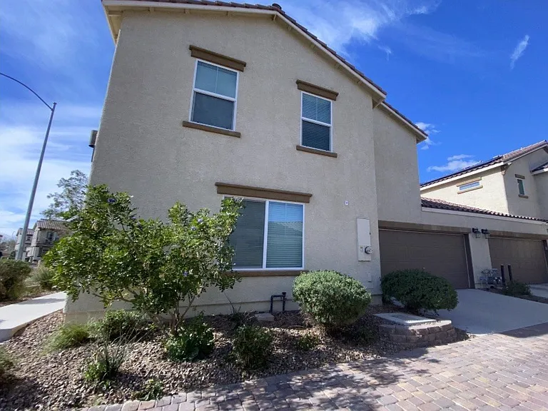 1051 Admiral Emblem St — Photo 4