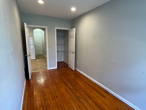 4th image of 143 Mallory Ave APT 1