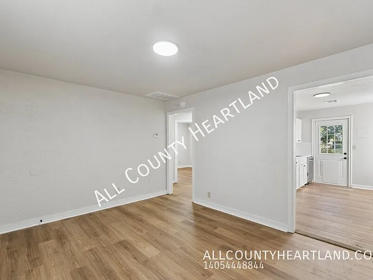912 SW 48th St — Photo 3