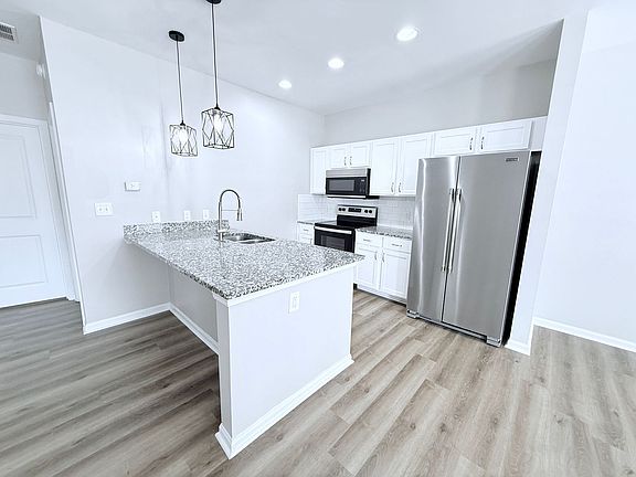 3rd image of 624 Northwoods Trl