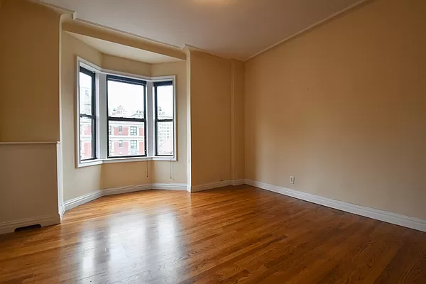 2350 Broadway #619 in Upper West Side, Manhattan | StreetEasy