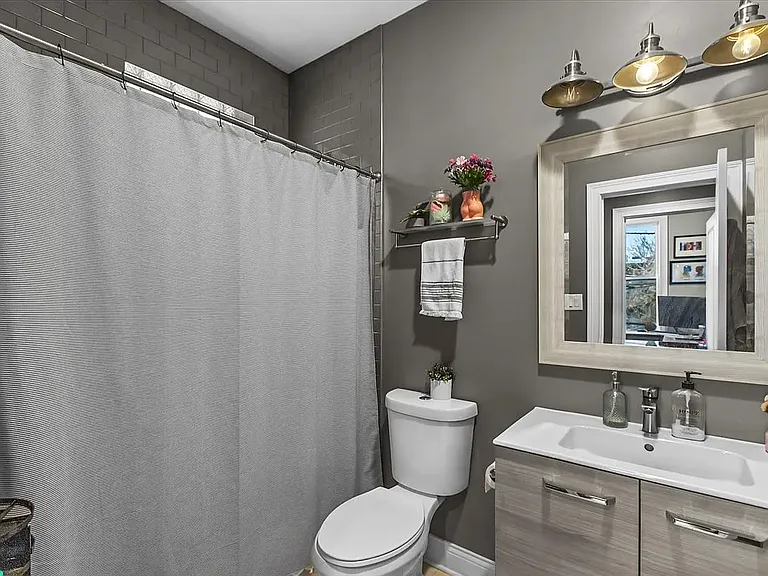 2418 W Medill Ave #2 — Photo 7