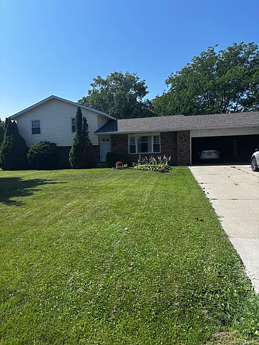 572 Royal Crest Dr Photo 1
