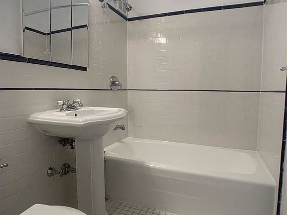 5th image of 2710 30th Ave #1C