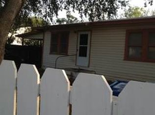 921 5th St, Floresville, TX 78114