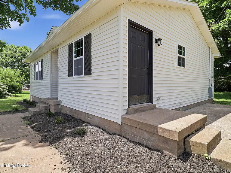 111 Evergreen Ct — Photo 2