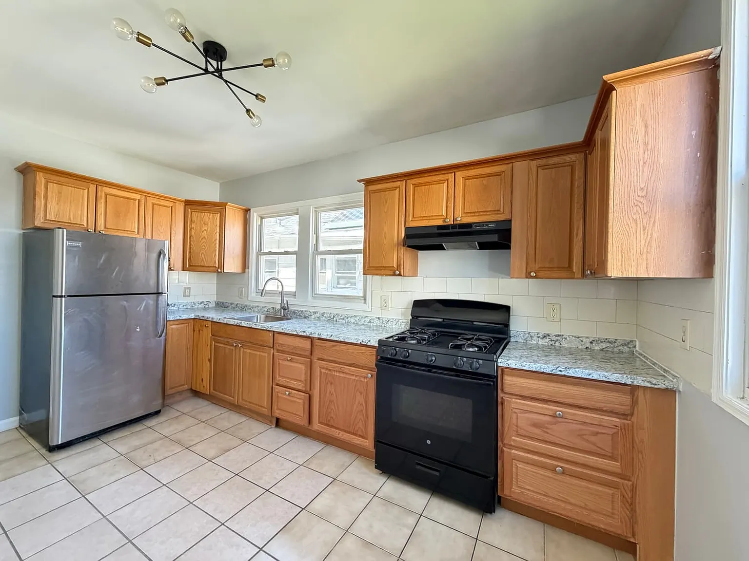 3 bed, 1000 sqft, $2,400 — Photo 1