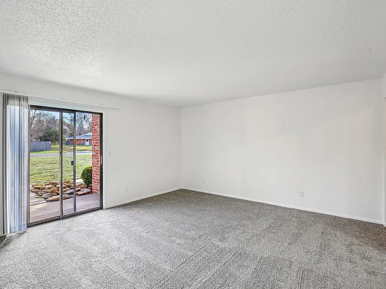 Spring Hill Plaza Apartments — Photo 31