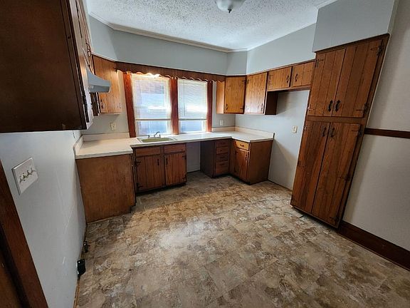 3rd image of 615 6th St #1