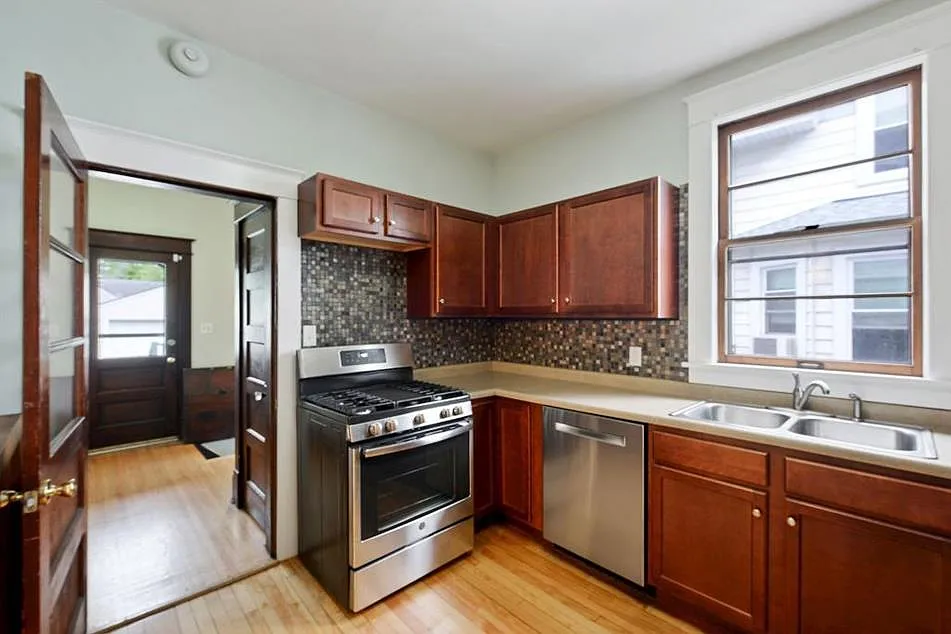 4 bed, $2,800 — Photo 2