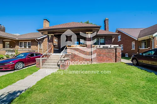 705 W Eleanor Pl Photo 1