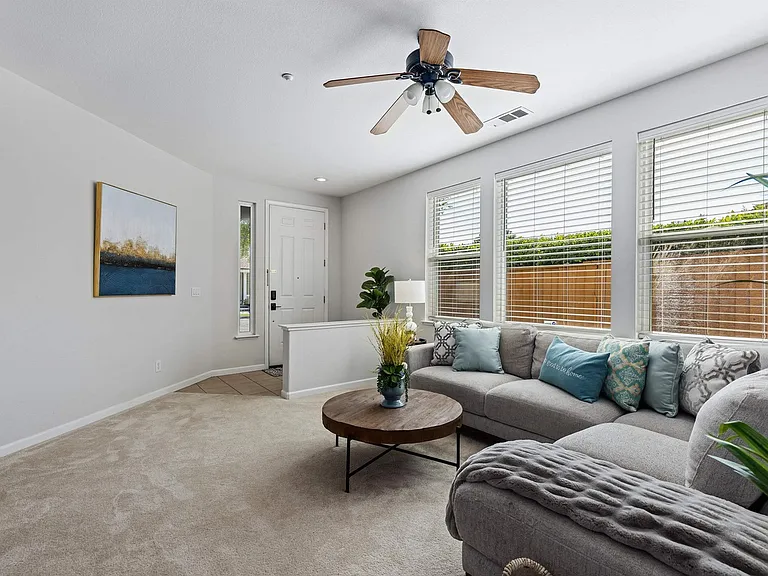 611 Ash Ct — Photo 4