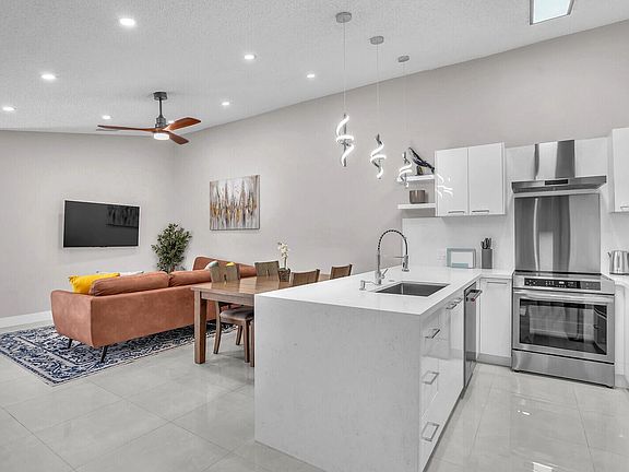 5th image of 1329 Periwinkle Pl
