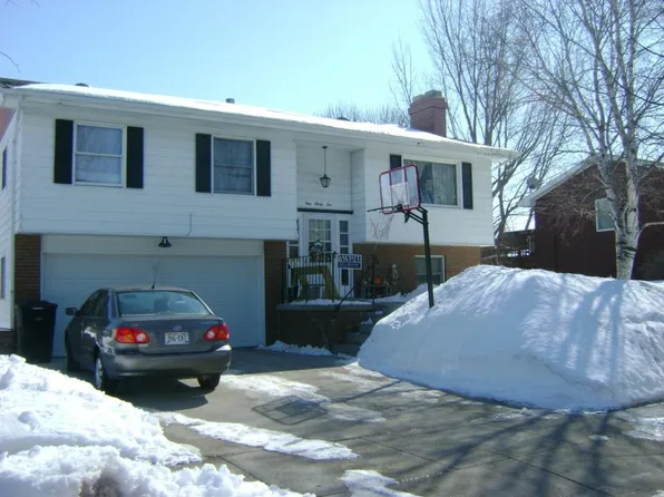 135 Victoria Ct, Grand Forks, ND 58201