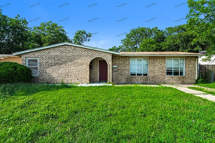 3 bed, 1.0 bath, 1421 sqft, $1,595 — Photo 1
