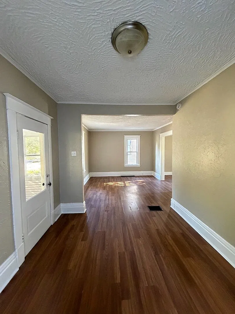 Spacious 4 Bedroom Southside Holland — Photo 3