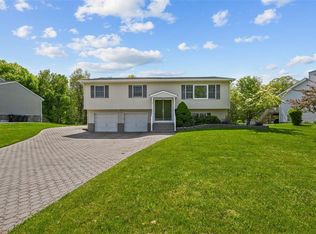 5 Clinton Dr, Washingtonville, NY 10992