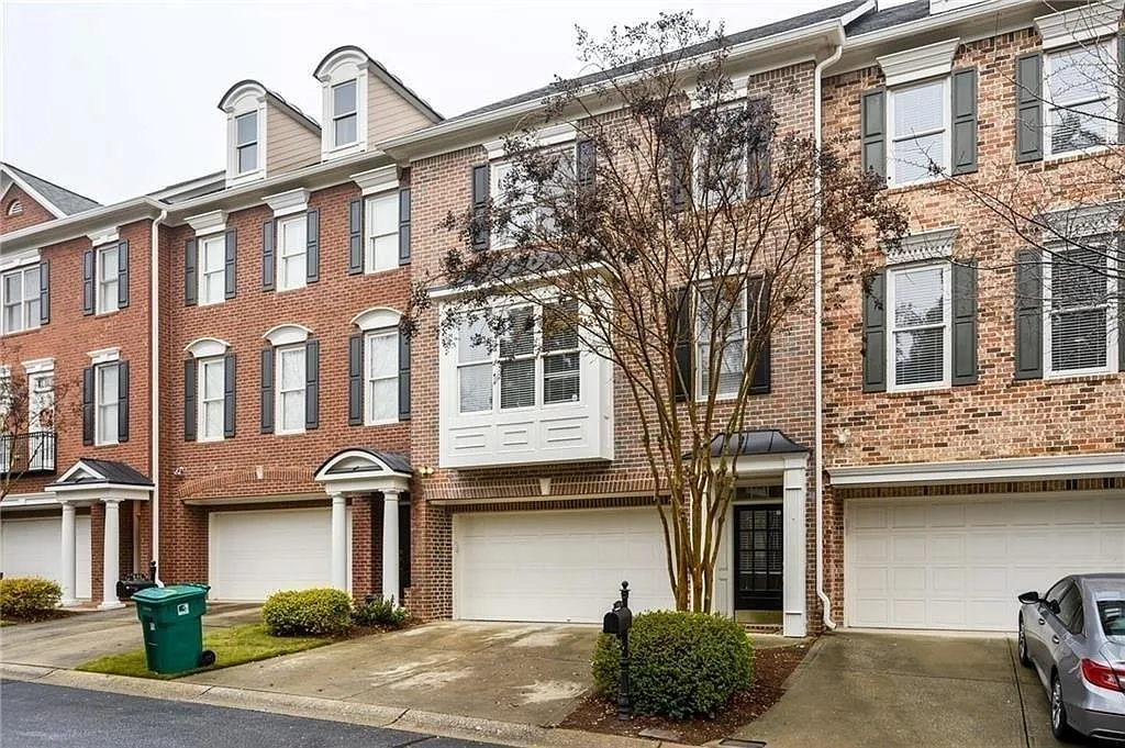 4 bed, 3.0 bath, 2724 sqft, $3,200 — Photo 1