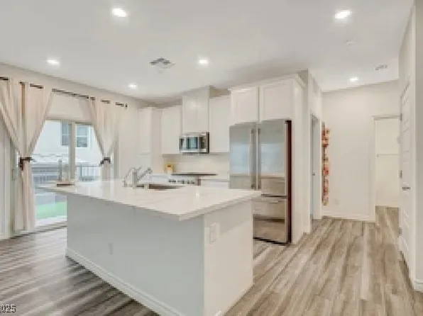 600 N Carriage Hill Dr #1108, Las Vegas, NV 89138