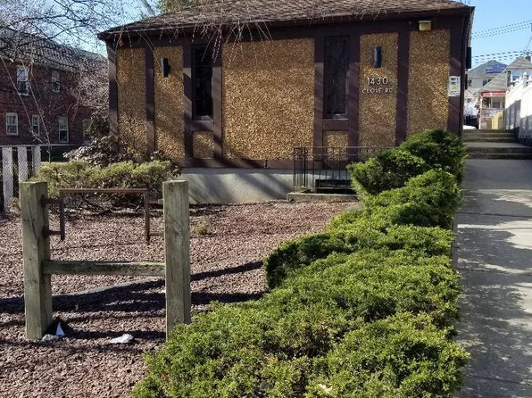 1430 Clove Rd, Staten Island, NY 10301