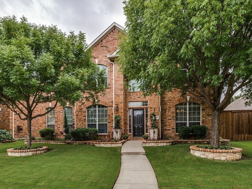 Great drive up with mature trees and quiet street .