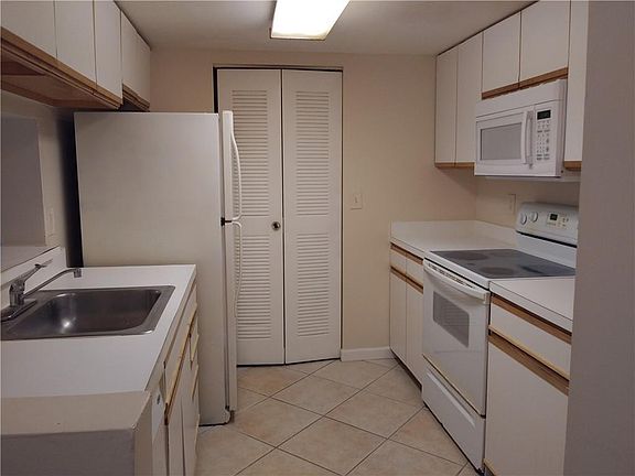 4th image of 9835 Westview Dr