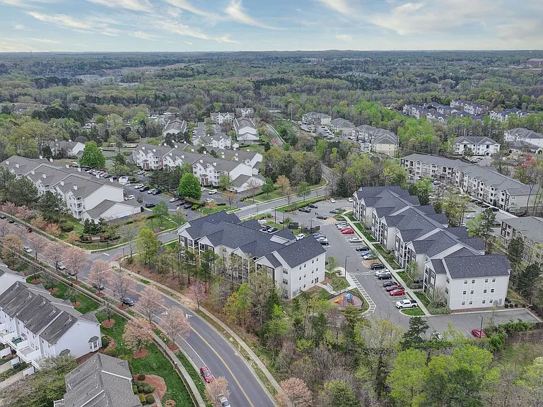 Hyde Glen Apartments — Photo 17