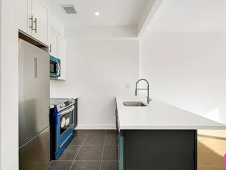 103 Grove St #2R — Photo 4