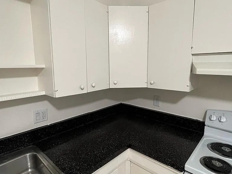 517 Palomas Dr SE #D — Photo 2