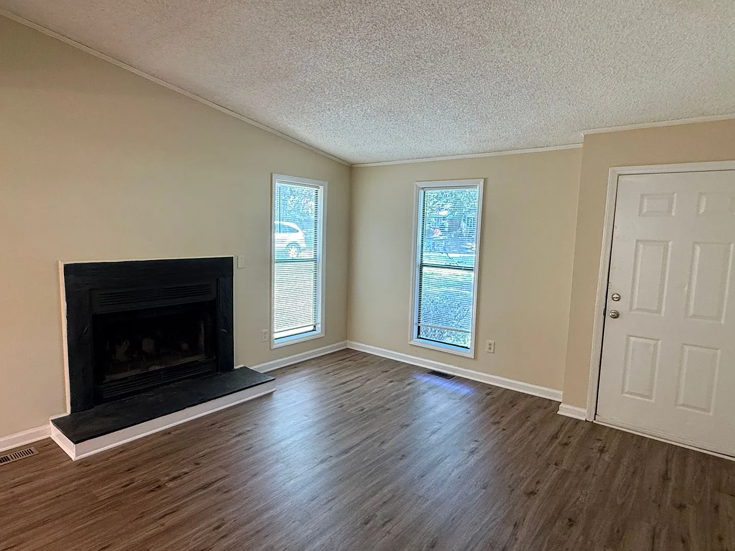 2220 Laburnum Avenue — Photo 2