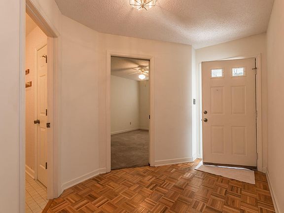 3rd image of 458 Amanda Cir