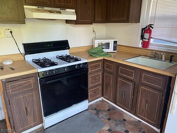 2nd image of 51 Riggs Pl