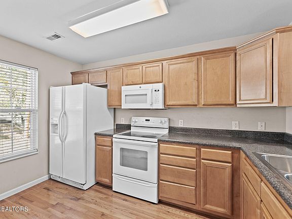 4th image of 2912 Beaverwood Dr