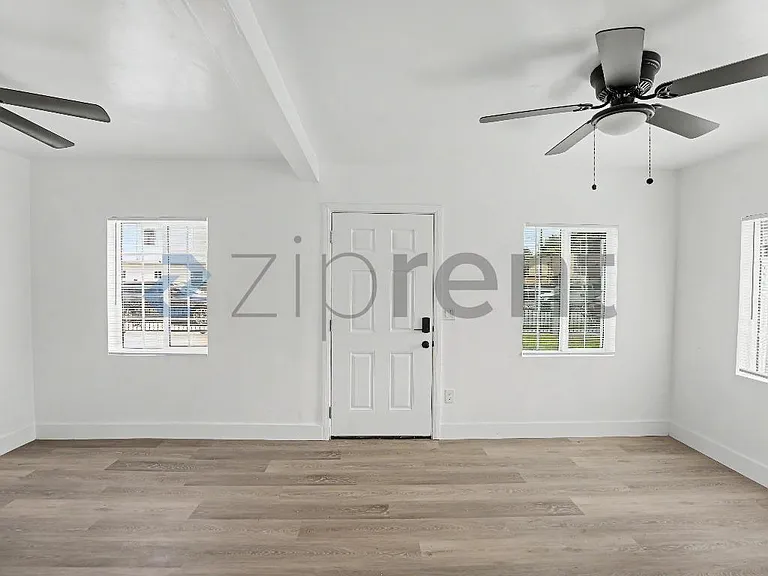 515 E 55th St — Photo 7