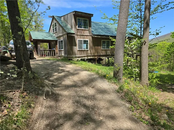 7451 Feather St, Naples, NY 14512