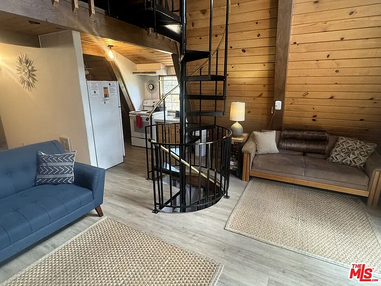1295 Balsam Dr — Photo 5