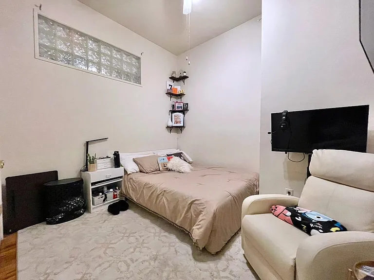 1035 Washington St #1R — Photo 8