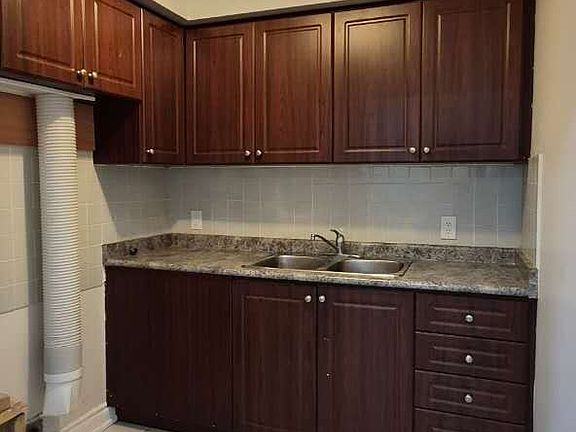 4th image of 301 Rhodes Ave