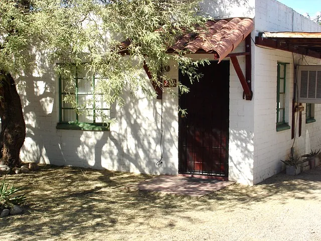 237 E Delano St — Photo 11