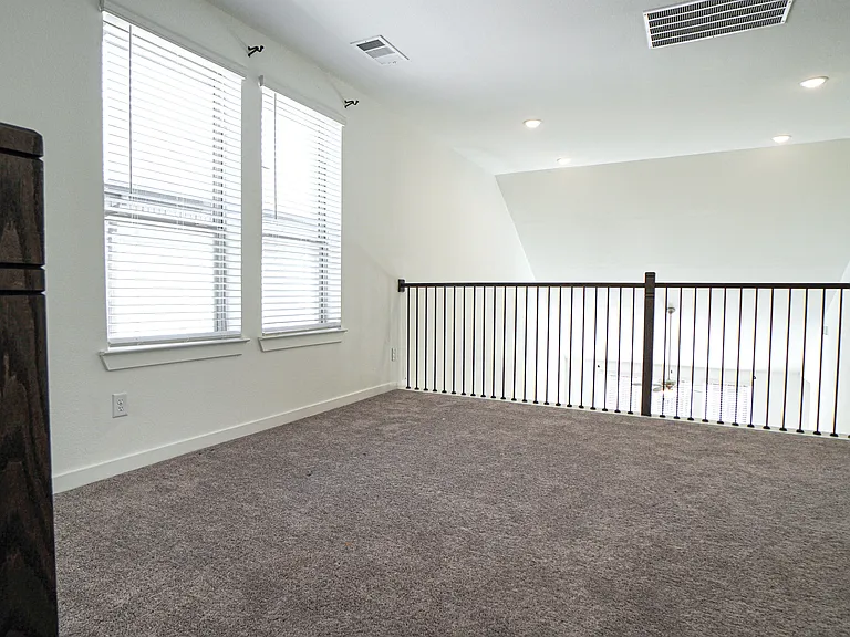 2420 Green River Rd — Photo 17