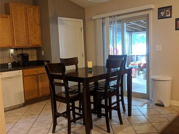 4th image of 303 Cromwell Ct