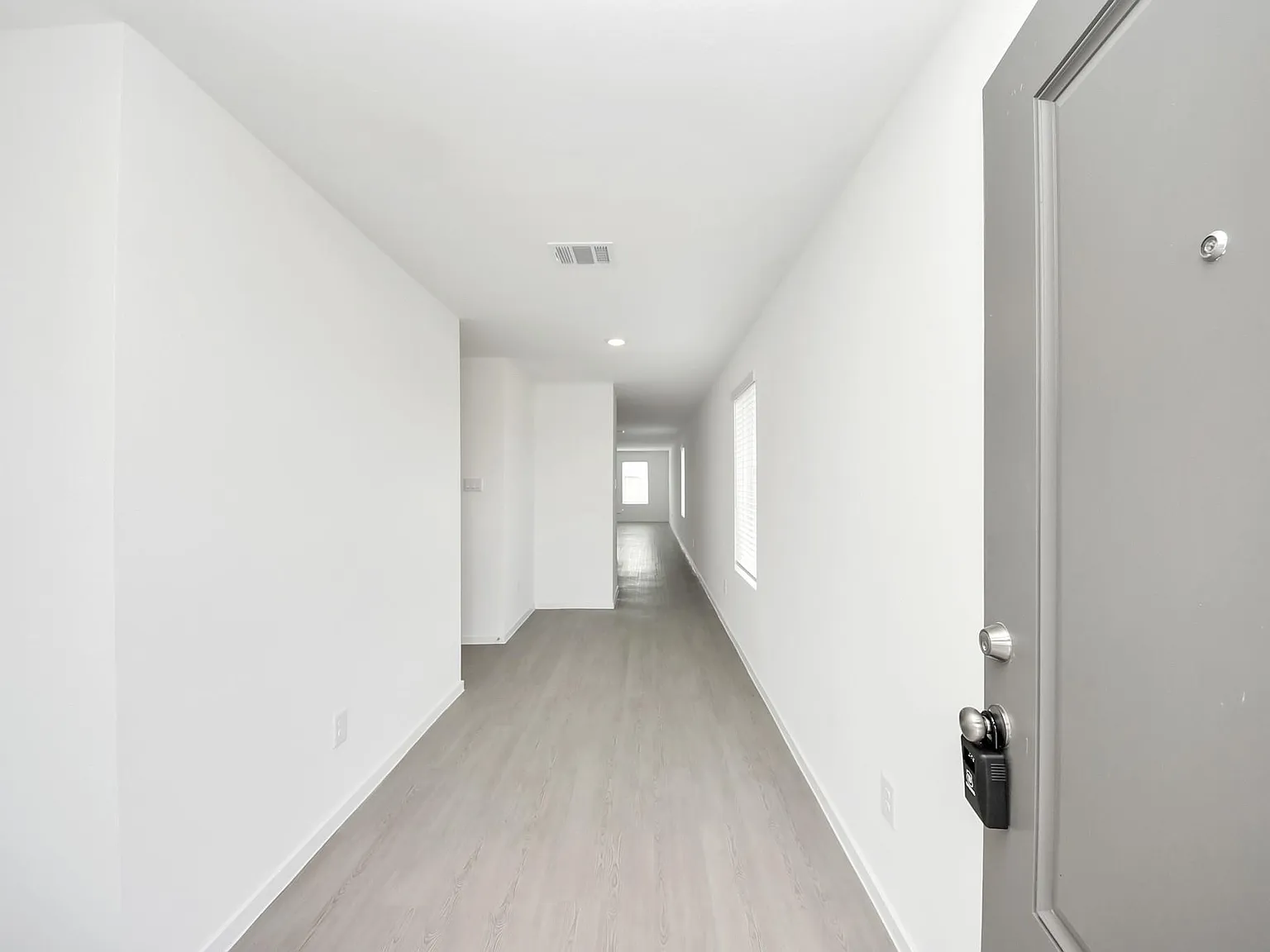 4 bed, 2.0 bath, 1600 sqft, $1,700 — Photo 4
