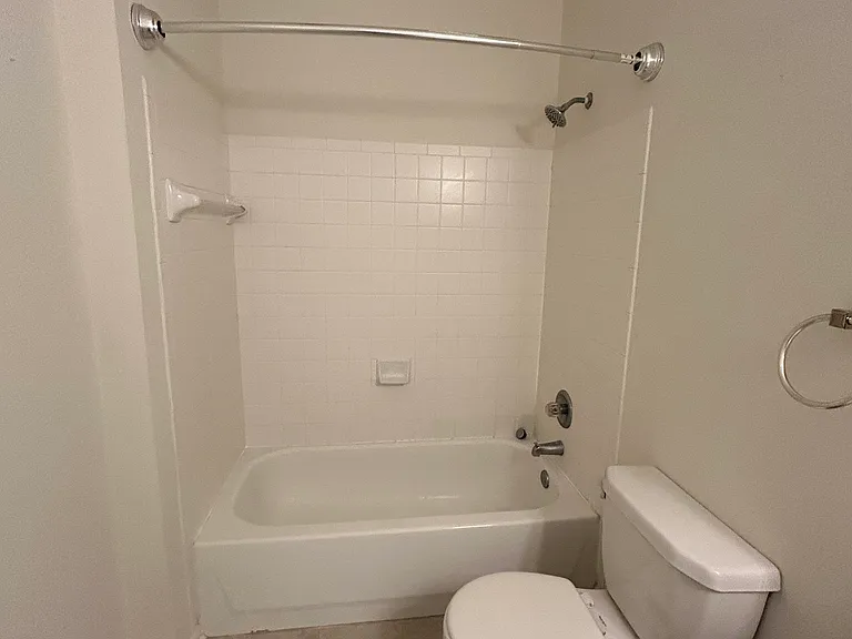 1600 Long Grove Dr #422 — Photo 16